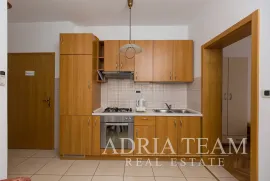 APARTMANSKA KUĆA SA BAZENOM, Okrug, House