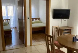 APARTMANSKA KUĆA SA BAZENOM, Okrug, House