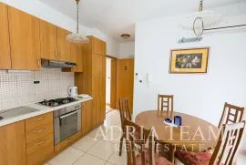 APARTMANSKA KUĆA SA BAZENOM, Okrug, House