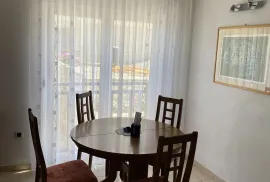 APARTMANSKA KUĆA SA BAZENOM, Okrug, House