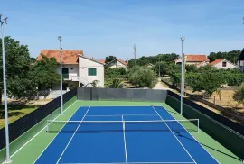 LUKSUZNA KAMENA VILA SA BAZENOM, OKOLICA ZADRA, Poličnik, Ev