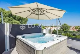 Istra, Poreč - moderni trosobni stan u novogradnji, prostrana terasa, jacuzzi, 2.kat, NKP 80.27m2, Poreč, Kвартира