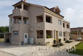 APARTMANSKA KUĆA S 7 APARTMANA, PRIVLAKA, Privlaka, Casa