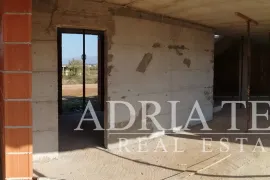 LUKSUZNA VILA S BAZENOM U SRCU PRIRODE, ZADAR - ZEMUNIK, Zemunik Donji, Casa