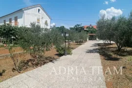 2u1 - 2 KUĆE S VELIKOM OKUĆNICOM, 230 M OD PLAŽE! IZVRSNA PRILIKA! UGLJAN, Preko, House