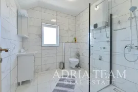 APARTMANSKA KUĆA S BAZENOM, 600 M OD MORA, GORNJI KARIN - OBROVAC, Obrovac, Casa