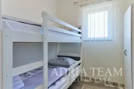 APARTMANSKA KUĆA S BAZENOM, 600 M OD MORA, GORNJI KARIN - OBROVAC, Obrovac, Casa