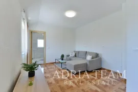 APARTMANSKA KUĆA S BAZENOM, 600 M OD MORA, GORNJI KARIN - OBROVAC, Obrovac, بيت