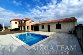 KAMENA KUĆA S BAZENOM, 800 M OD MORA, PRIVLAKA - ZADAR, Privlaka, Ev