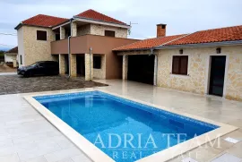 KAMENA KUĆA S BAZENOM, 800 M OD MORA, PRIVLAKA - ZADAR, Privlaka, Ev