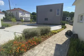 OBITELJSKA KUĆA S VELIKIM I UREĐENIM DVORIŠTEM I BAZENOM, 400 M OD MORA, ZADAR - BORIK, Zadar, House