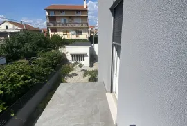 OBITELJSKA KUĆA S VELIKIM I UREĐENIM DVORIŠTEM I BAZENOM, 400 M OD MORA, ZADAR - BORIK, Zadar, Casa