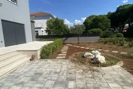 OBITELJSKA KUĆA S VELIKIM I UREĐENIM DVORIŠTEM I BAZENOM, 400 M OD MORA, ZADAR - BORIK, Zadar, Σπίτι