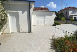 OBITELJSKA KUĆA S VELIKIM I UREĐENIM DVORIŠTEM I BAZENOM, 400 M OD MORA, ZADAR - BORIK, Zadar, House