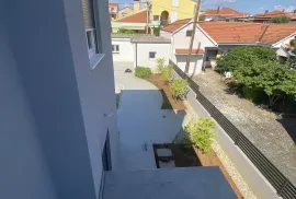 OBITELJSKA KUĆA S VELIKIM I UREĐENIM DVORIŠTEM I BAZENOM, 400 M OD MORA, ZADAR - BORIK, Zadar, House