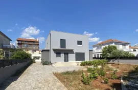 OBITELJSKA KUĆA S VELIKIM I UREĐENIM DVORIŠTEM I BAZENOM, 400 M OD MORA, ZADAR - BORIK, Zadar, House