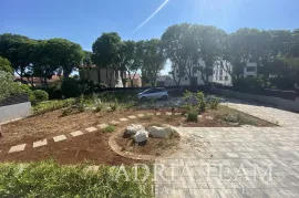 OBITELJSKA KUĆA S VELIKIM I UREĐENIM DVORIŠTEM I BAZENOM, 400 M OD MORA, ZADAR - BORIK, Zadar, Kuća