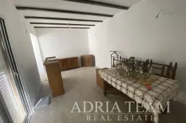 OBITELJSKA KUĆA S VELIKIM I UREĐENIM DVORIŠTEM I BAZENOM, 400 M OD MORA, ZADAR - BORIK, Zadar, House