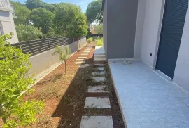 OBITELJSKA KUĆA S VELIKIM I UREĐENIM DVORIŠTEM I BAZENOM, 400 M OD MORA, ZADAR - BORIK, Zadar, House