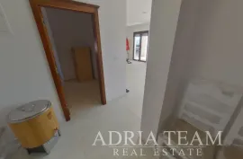 VRHUNSKI APARTMAN U PRIZEMLJU S BAZENOM, PRVI RED DO MORA!!! POVLJANA - PAG, Povljana, Daire