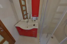 VRHUNSKI APARTMAN U PRIZEMLJU S BAZENOM, PRVI RED DO MORA!!! POVLJANA - PAG, Povljana, Flat