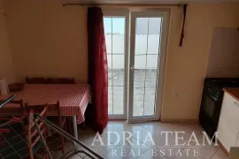 APARTMAN S 2 SPAVAĆE SOBE I POGLEDOM NA MORE, 50 M OD MORA, POVLJANA - PAG, Povljana, Διαμέρισμα