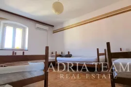 KUĆA S POSLOVNIM PROSTOROM, IZVRSNA PRILIKA!! ARBANASI - ZADAR, Zadar, Haus