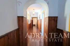 KUĆA S POSLOVNIM PROSTOROM, IZVRSNA PRILIKA!! ARBANASI - ZADAR, Zadar, Haus