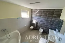 VILA S BAZENOM, 200 M OD MORA! PRIVLAKA - ZADAR, Privlaka, Casa