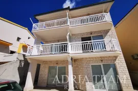 KUĆA SA 7 APARTMANA S POGLEDOM NA MORE - LOKVA ROGOZNICA, OMIŠ, Omiš, Maison