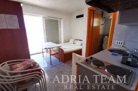 KUĆA SA 7 APARTMANA S POGLEDOM NA MORE - LOKVA ROGOZNICA, OMIŠ, Omiš, Maison