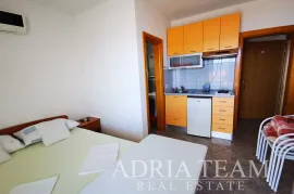 KUĆA SA 7 APARTMANA S POGLEDOM NA MORE - LOKVA ROGOZNICA, OMIŠ, Omiš, Maison