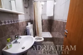 KUĆA SA 7 APARTMANA S POGLEDOM NA MORE - LOKVA ROGOZNICA, OMIŠ, Omiš, Maison