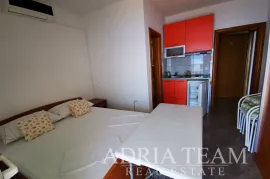 KUĆA SA 7 APARTMANA S POGLEDOM NA MORE - LOKVA ROGOZNICA, OMIŠ, Omiš, Maison