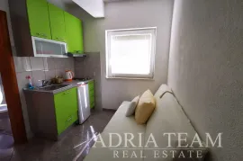 KUĆA SA 7 APARTMANA S POGLEDOM NA MORE - LOKVA ROGOZNICA, OMIŠ, Omiš, Maison