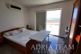 KUĆA SA 7 APARTMANA S POGLEDOM NA MORE - LOKVA ROGOZNICA, OMIŠ, Omiš, Maison