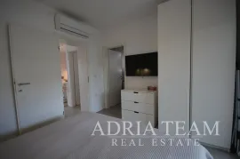 DVOJNA KUĆA S 2 APARTMANA, BLIZINA CENTRA - MALINSKA, KRK, Malinska-Dubašnica, Famiglia