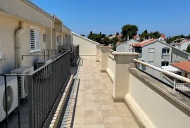 APARTMAN, PRVI RED DO MORA, NA PREKRASNOJ PLAŽI S VELIKOM TERASOM - TURANJ, Sveti Filip I Jakov, Διαμέρισμα