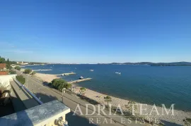 APARTMAN, PRVI RED DO MORA, NA PREKRASNOJ PLAŽI S VELIKOM TERASOM - TURANJ, Sveti Filip I Jakov, Διαμέρισμα