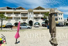 APARTMAN, PRVI RED DO MORA, NA PREKRASNOJ PLAŽI S VELIKOM TERASOM - TURANJ, Sveti Filip I Jakov, Διαμέρισμα