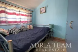 APARTMAN, PRVI RED DO MORA, NA PREKRASNOJ PLAŽI S VELIKOM TERASOM - TURANJ, Sveti Filip I Jakov, Διαμέρισμα