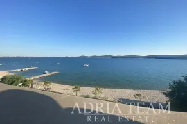 APARTMAN, PRVI RED DO MORA, NA PREKRASNOJ PLAŽI S VELIKOM TERASOM - TURANJ, Sveti Filip I Jakov, Διαμέρισμα