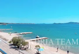 APARTMAN, PRVI RED DO MORA, NA PREKRASNOJ PLAŽI S VELIKOM TERASOM - TURANJ, Sveti Filip I Jakov, Διαμέρισμα