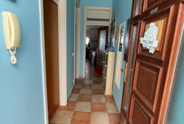 APARTMAN, PRVI RED DO MORA, NA PREKRASNOJ PLAŽI S VELIKOM TERASOM - TURANJ, Sveti Filip I Jakov, Διαμέρισμα