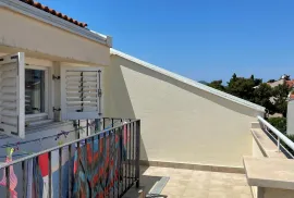 APARTMAN, PRVI RED DO MORA, NA PREKRASNOJ PLAŽI S VELIKOM TERASOM - TURANJ, Sveti Filip I Jakov, Διαμέρισμα