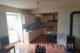 KUĆA S 3 APARTMANA I VELIKOM OKUĆNICOM - POLJANA, UGLJAN, Preko, Ev