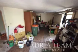 KUĆA S 3 APARTMANA I VELIKOM OKUĆNICOM - POLJANA, UGLJAN, Preko, Ev