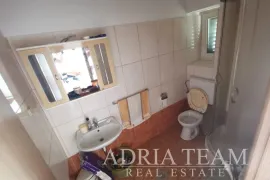 KUĆA S 3 APARTMANA I VELIKOM OKUĆNICOM - POLJANA, UGLJAN, Preko, Ev