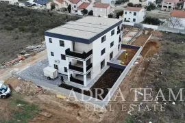 APARTMANI U STAMBENIM ZGRADAMA, NOVOGRADNJA, 150 m OD MORA - PRIVLAKA, Privlaka, Kвартира