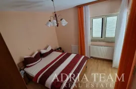 KUĆA S 2 STANA, NEPOSREDNA BLIZINA MORA - MASLENICA, Jasenice, Casa